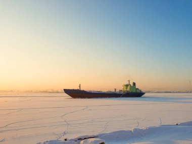 Arkhangelsk. Kuzey Dvina kıyısında güneşli kış günü. Ocak. Arkhangelsk bağlantı noktası fairway buza ticaret gemisi. 
