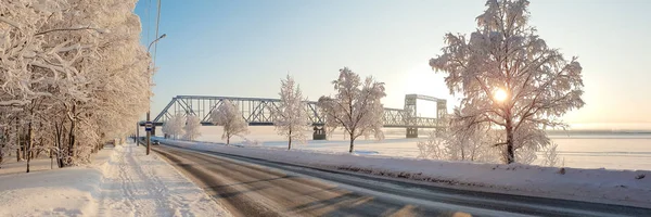 Arkhangelsk. Güneşli kış günü. Ocak. Demiryolu Köprüsü kuzey Dvina Nehri. Dünya baskül Demiryolu Köprüsü kuzey