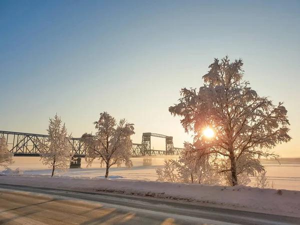 Arkhangelsk Día Invierno Soleado Enero Puente Ferroviario Sobre Río Dvina —  Fotos de Stock