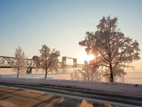 Arkhangelsk. Sunny winter day. January. Railway bridge over the Northern Dvina river. The Northern in the world bascule railroad bridge — Stock Image Arkhangelsk Sunny Winter Day January Railway Bridge Northern Dvina River Royalty Free Stock Images