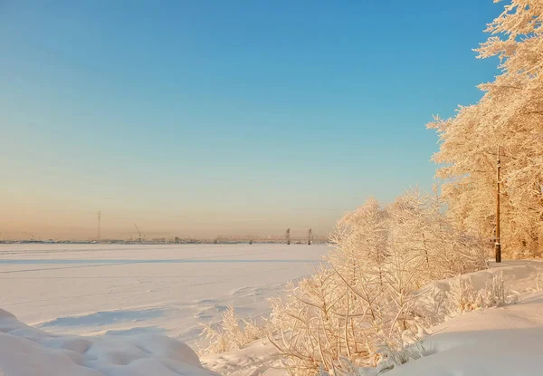 Arkhangelsk. Sunny winter day. January. Railway bridge over the Northern Dvina river. The Northern in the world bascule railroad bridge — Stock Image Arkhangelsk Sunny Winter Day January Railway Bridge Northern Dvina River Stock Image