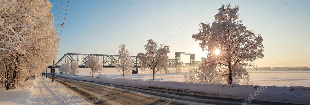Arkhangelsk. Sunny winter day. January. Railway bridge over the Northern Dvina river. The Northern in the world bascule railroad bridge — Stock Image Arkhangelsk Sunny Winter Day January Railway Bridge Northern Dvina River Stock Picture