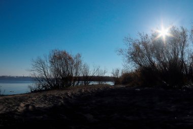 Arkhangelsk 'de sonbahar günü. Nehir kuzey Dvina görünümü ve 
