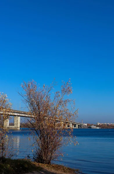 Arkhangelsk 'de sonbahar günü. Nehir kuzey Dvina görünümü ve — Stok fotoğraf
