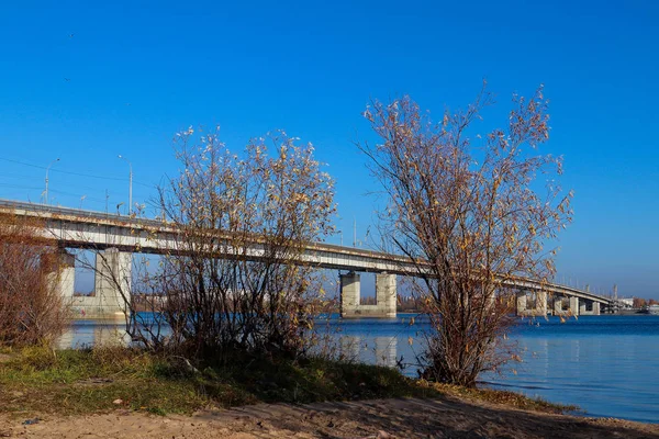 Arkhangelsk 'de sonbahar günü. Nehir kuzey Dvina görünümü ve 
