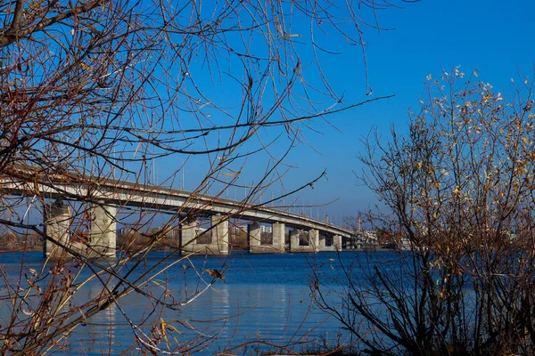 Jour d'automne à Arkhangelsk. Vue sur la rivière Dvina du Nord et — Photo