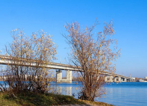 Autumn day in Arkhangelsk. View of the river Northern Dvina and — Stock Image Autumn day in Arkhangelsk. View of the river Northern Dvina and Stock Photo