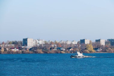 Arkhangelsk 'de sonbahar günü. Nehir kuzey Dvina görünümü ve 