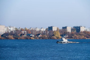 Arkhangelsk 'de sonbahar günü. Nehir kuzey Dvina görünümü ve 