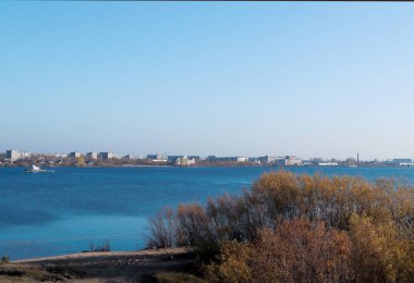 Arkhangelsk 'de sonbahar günü. Nehir kuzey Dvina görünümü ve 