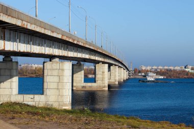 Arkhangelsk 'de sonbahar günü. Nehir kuzey Dvina görünümü ve 