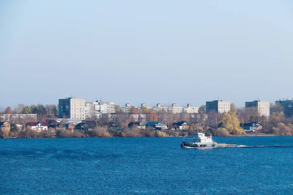 Φθινοπωρινή μέρα στο Αρχάγγελσκ. Θέα στον ποταμό βόρειο Dvina και — Φωτογραφία Αρχείου