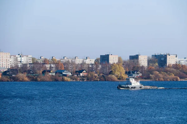 Día de otoño en Arkhangelsk. Vista del río Dvina del Norte y —  Fotos de Stock