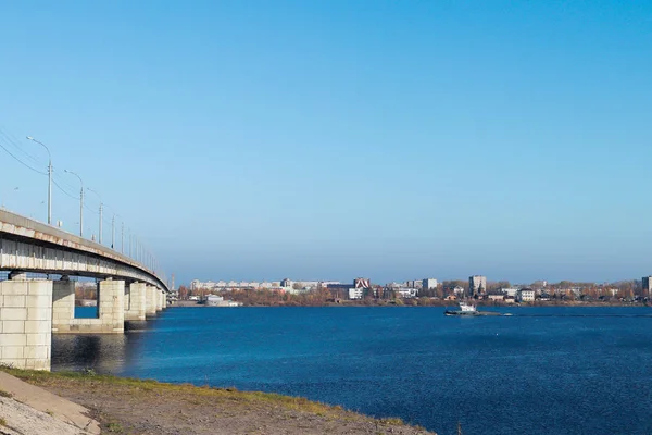 Őszi nap Arkhangelsk. Kilátás a folyóra Észak-Dvina és — Stock Fotó