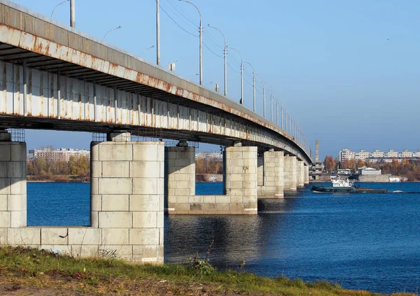 Giorno di autunno in Arkhangelsk. Veduta del fiume Dvina settentrionale e — Foto Stock