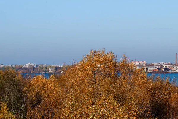 Arkhangelsk. Giorno d'autunno. Veduta dei vecchi edifici e posti barca di — Foto Stock