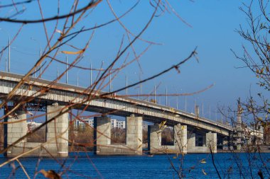 Arkhangelsk 'de sonbahar günü. Nehir kuzey Dvina görünümü ve 