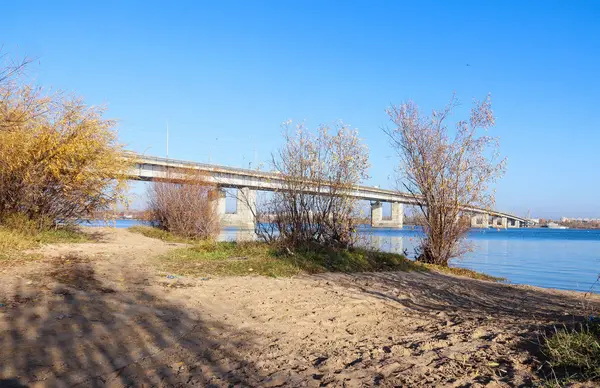 Arkhangelsk 'de sonbahar günü. Nehir kuzey Dvina görünümü ve — Stok fotoğraf