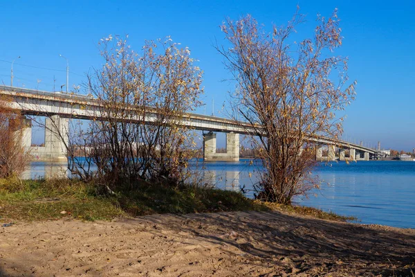 Arkhangelsk 'de sonbahar günü. Nehir kuzey Dvina görünümü ve — Stok fotoğraf