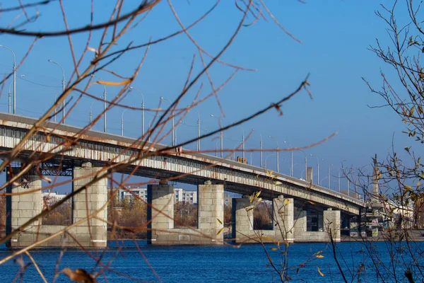 Осінній день в Архангельську. Вид на річку Північний Двіна і — стокове фото