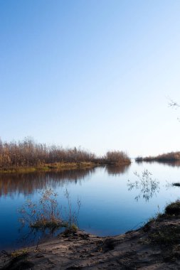 Arkhangelsk 'de sonbahar günü. Ada Krasnoflotsky. yansıma 