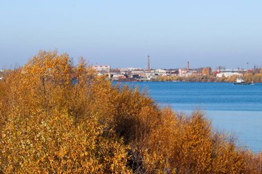 Arkhangelsk. Sonbahar günü. Eski binaların ve rıhtın manzarası