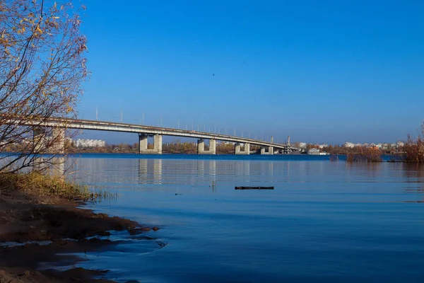 Őszi nap Arkhangelsk. Kilátás a folyóra Észak-Dvina és — Stock Fotó