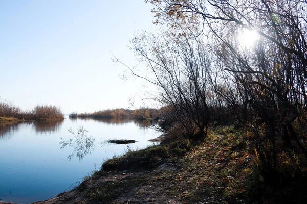 Arkhangelsk 'de sonbahar günü. Ada Krasnoflotsky. yansıma 
