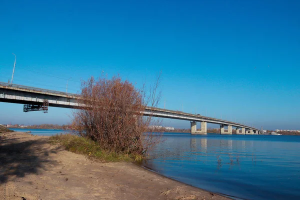 Arkhangelsk 'de sonbahar günü. Nehir kuzey Dvina görünümü ve 