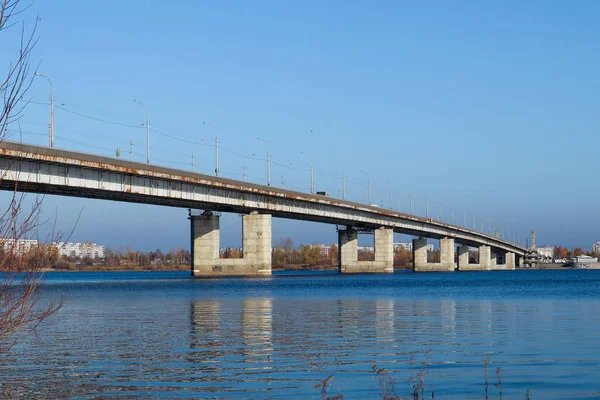 Őszi nap Arkhangelsk. Kilátás a folyóra Észak-Dvina és — Stock Fotó