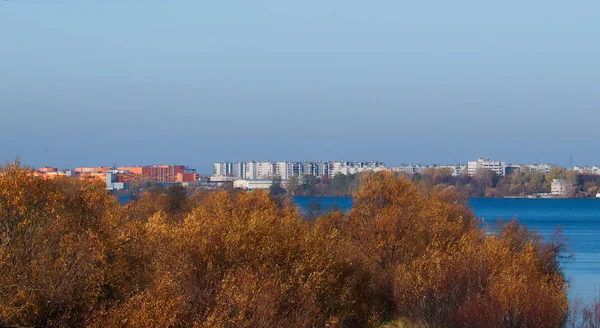 Őszi nap Arkhangelsk. Kilátás a folyóra Észak-Dvina és — Stock Fotó