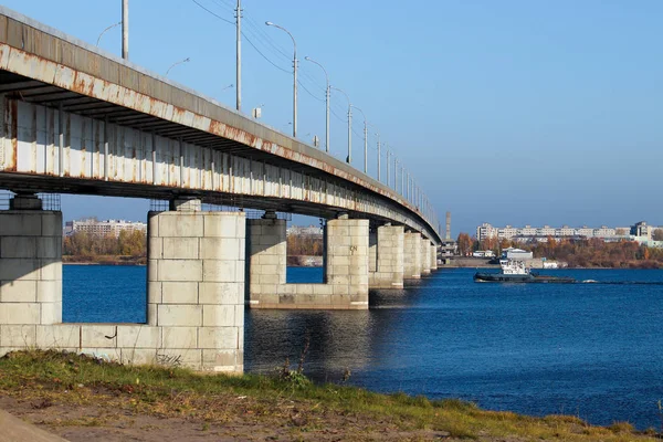 Autumn day in Arkhangelsk. View of the river Northern Dvina and — Stock Image Autumn day in Arkhangelsk. View of the river Northern Dvina and Stock Photo