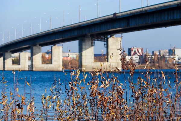 Autumn day in Arkhangelsk. View of the river Northern Dvina and — Stock Photo, Image