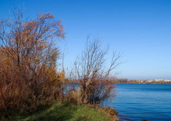 Höst dag i Archangelsk. Utsikt över floden Norra Dvina och — Stockfoto