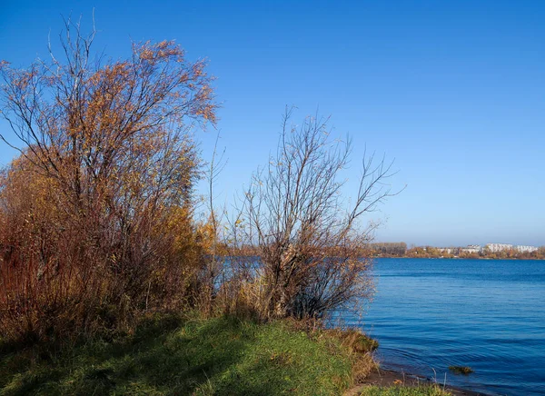 Arkhangelsk 'de sonbahar günü. Nehir kuzey Dvina görünümü ve 