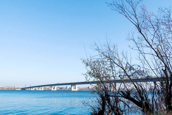 Arkhangelsk 'de sonbahar günü. Nehir kuzey Dvina görünümü ve 