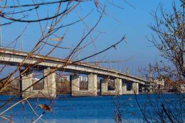 Arkhangelsk 'de sonbahar günü. Nehir kuzey Dvina görünümü ve 