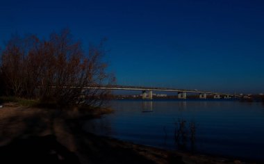 Arkhangelsk 'de sonbahar günü. Nehir kuzey Dvina görünümü ve 