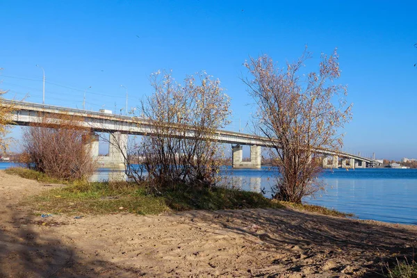 Arkhangelsk 'de sonbahar günü. Nehir kuzey Dvina görünümü ve 