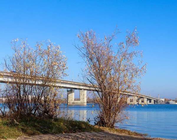 Arkhangelsk 'de sonbahar günü. Nehir kuzey Dvina görünümü ve 
