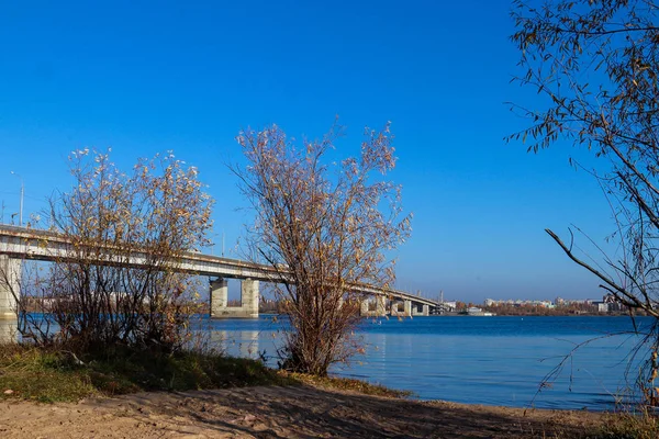 Arkhangelsk 'de sonbahar günü. Nehir kuzey Dvina görünümü ve 
