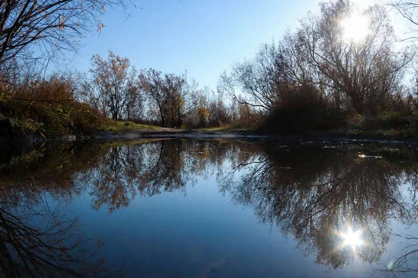 Giorno di autunno in Arkhangelsk. Isola Krasnoflotsky. la riflessione — Foto Stock