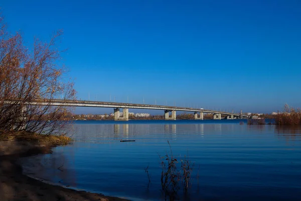 Dia de outono em Arkhangelsk. Vista do rio Dvina do Norte e — Fotografia de Stock