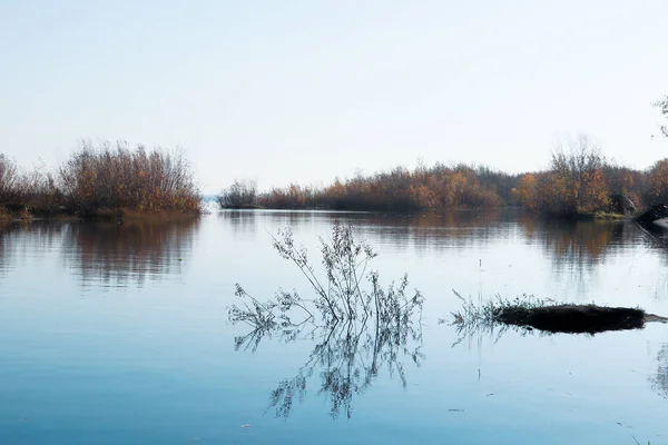 Arkhangelsk 'de sonbahar günü. Ada Krasnoflotsky. yansıma 