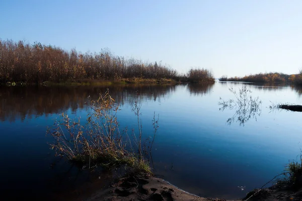 Arkhangelsk 'de sonbahar günü. Ada Krasnoflotsky. yansıma 