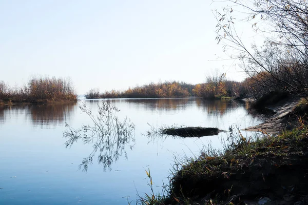 Arkhangelsk 'de sonbahar günü. Ada Krasnoflotsky. yansıma 