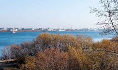 Arkhangelsk 'de sonbahar günü. Nehir kuzey Dvina görünümü ve 