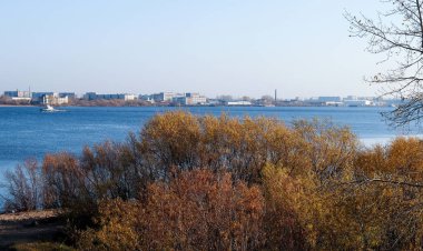 Arkhangelsk 'de sonbahar günü. Nehir kuzey Dvina görünümü ve 