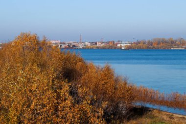 Arkhangelsk. Sonbahar günü. Eski binaların ve rıhtın manzarası