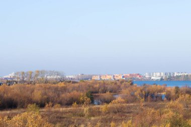 Arkhangelsk 'de sonbahar günü. Nehir kuzey Dvina görünümü ve 